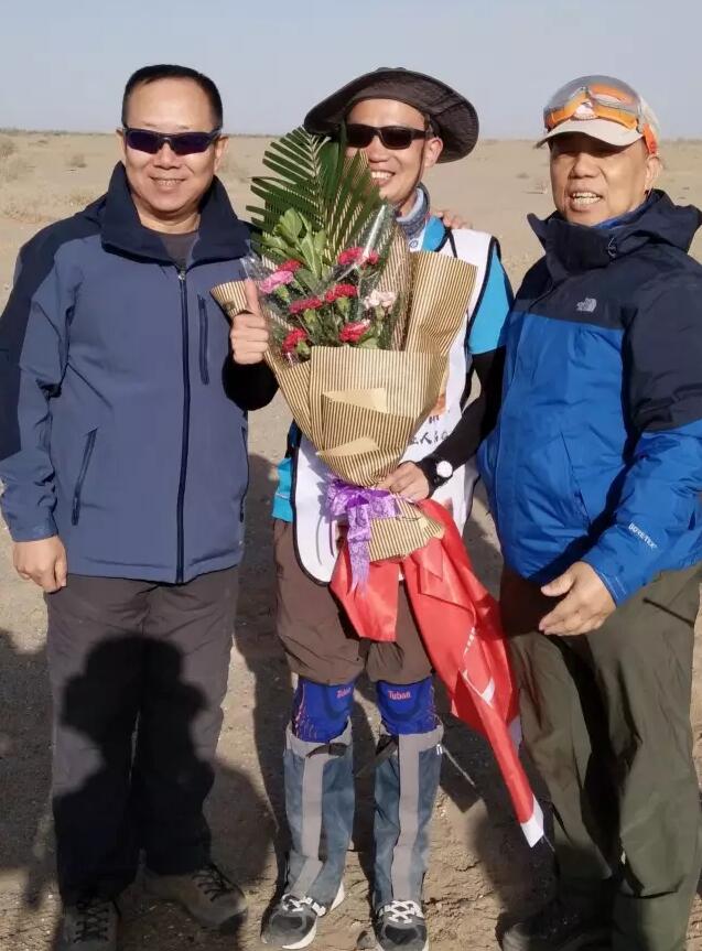 深圳学院陈智勇副院长和深圳物协曹阳会长（右）为男子冠军颁奖