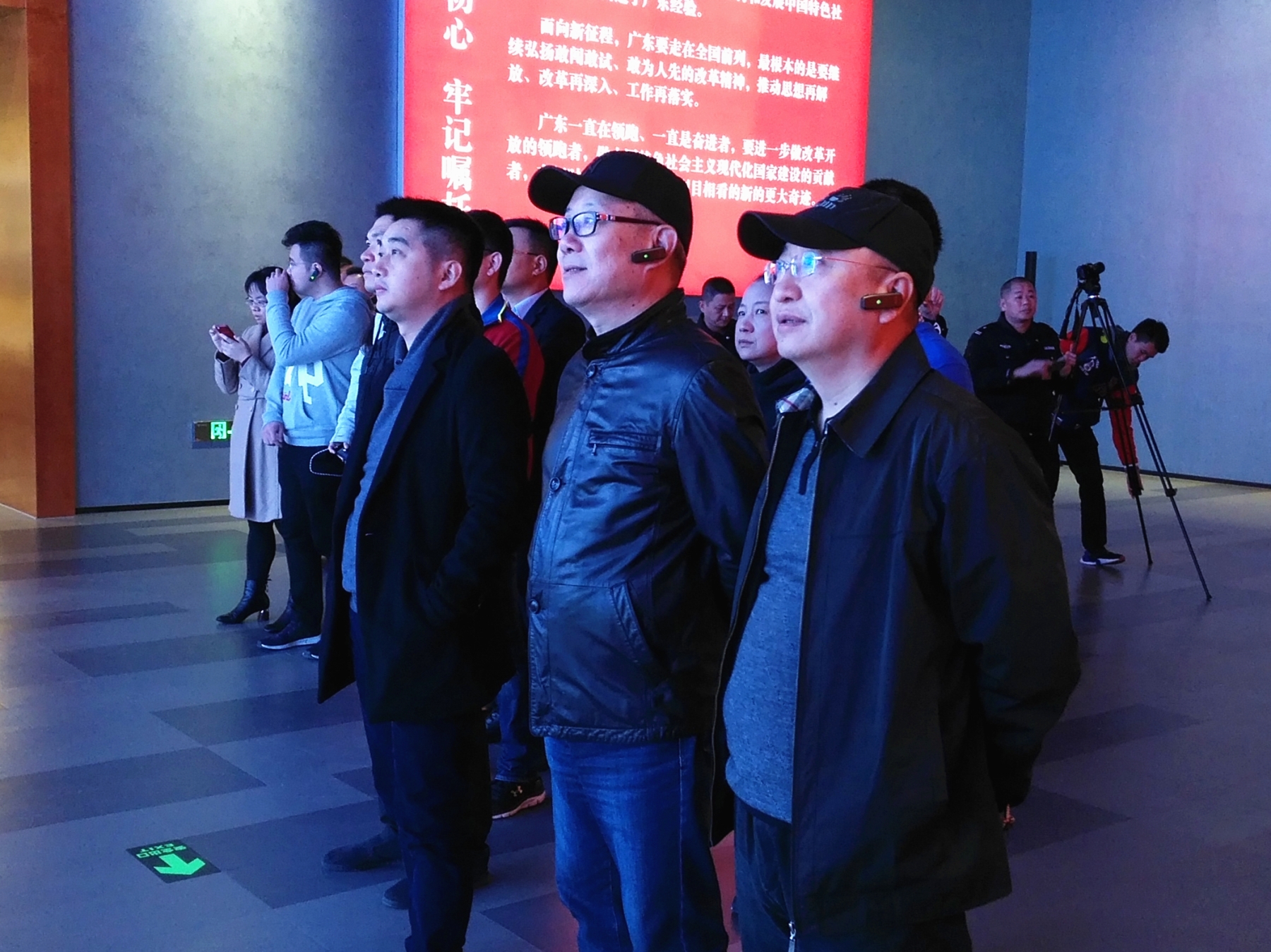 正在学院党员和教职工参观大潮起珠江改革开放