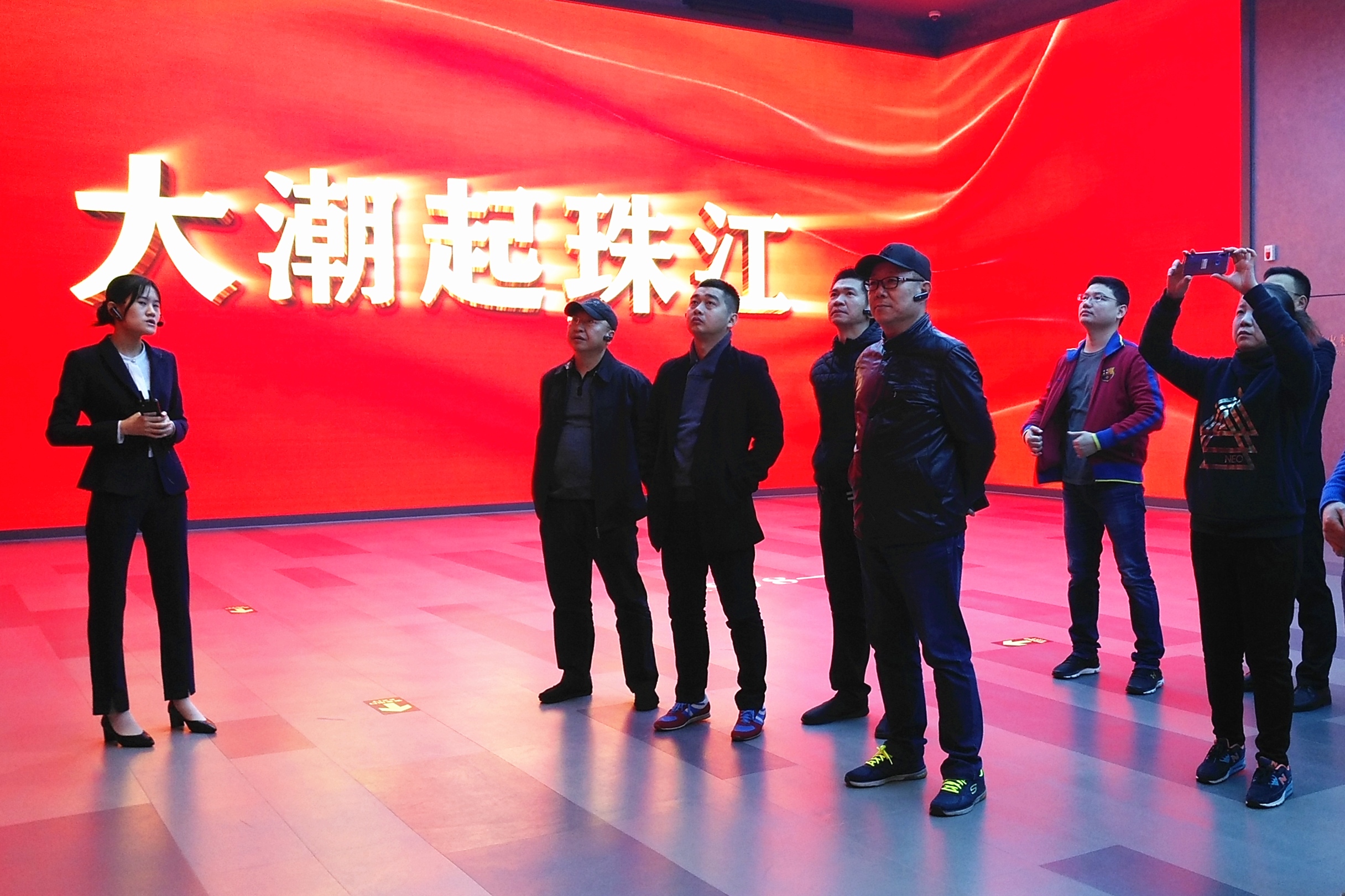 学院党员和教职工听解说讲解大潮起珠江改革开放