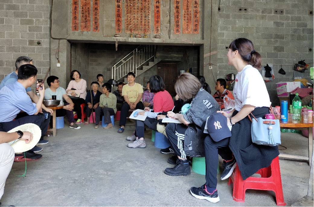 学员与群众谈心交流