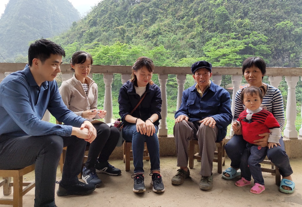 学员慰问困难户
