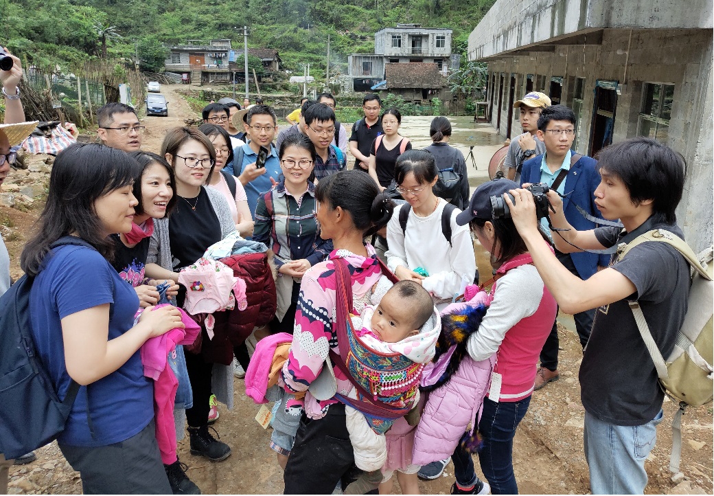 学员慰问困难户
