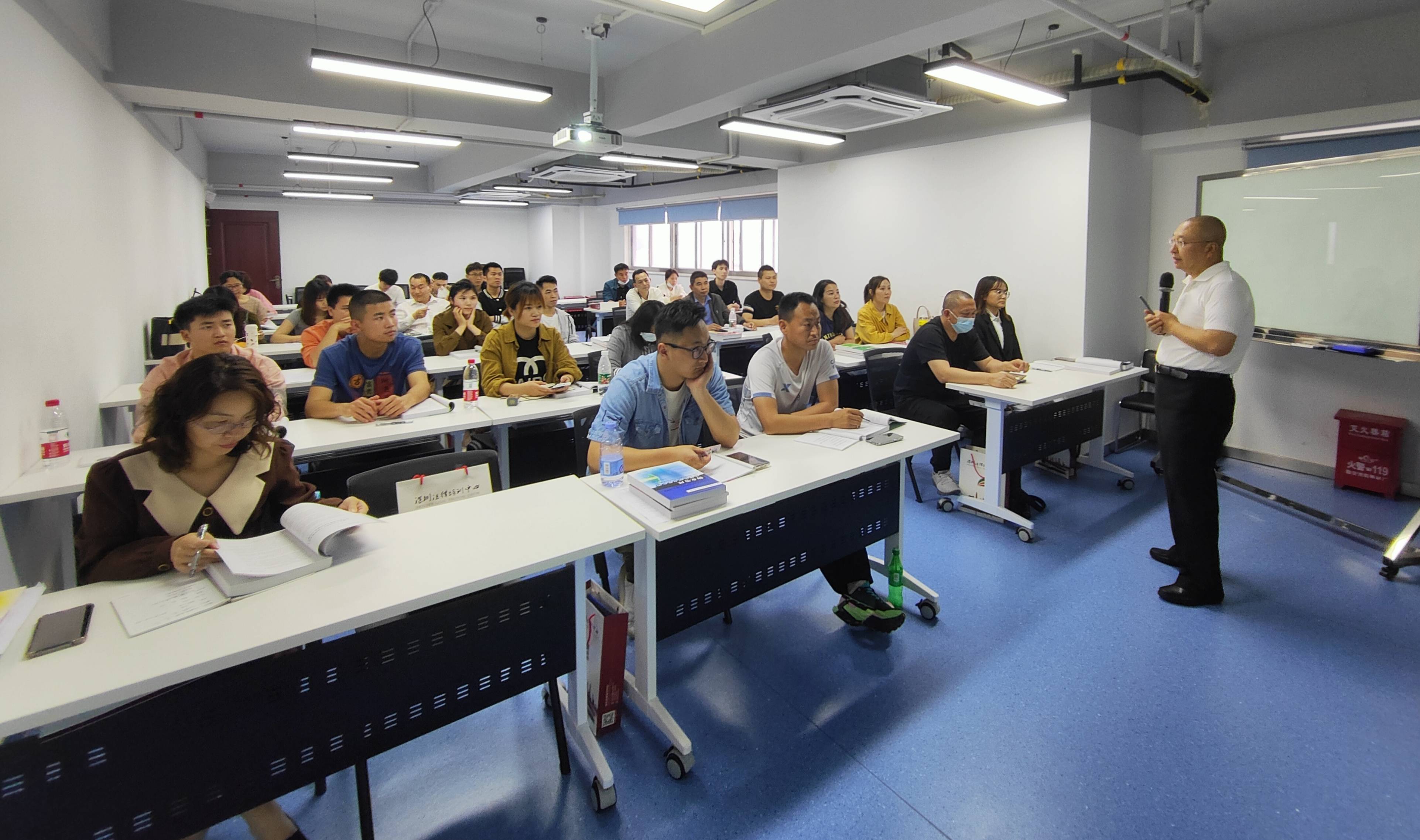 广东省物业管理从业人员培训班第一期授课中.jpg